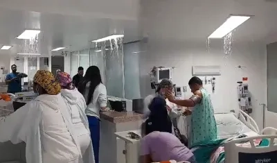 Emergencia en la clínica en medio de la lluvia. 
