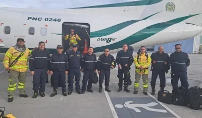 Los bomberos de Bogotá que viajaron para ayudar en el incendio de Isla Salamanca. 