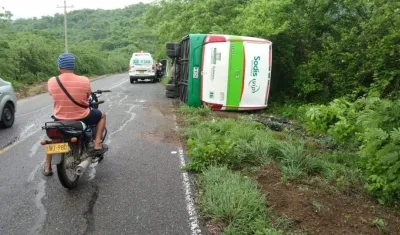 Bus accidentado en la vía a Tubará. 