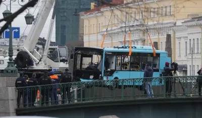 Momento en que era sacado del río el bus. 