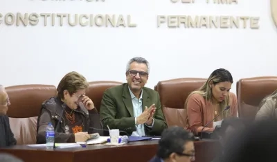 El ministro de Trabajo, Gloria Inés Ramírez, y el ministro de Interior, Luis Fernando Velasco, en la Comisión Séptima de la Cámara.