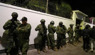 Cuerpo élite de la Policía ecuatoriana irrumpiendo en la Embajada de México.