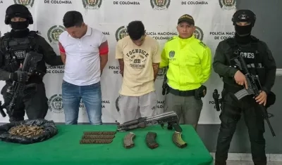 Los dos capturados con un fusil y municiones en el barrio La Esmeralda. 