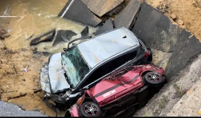 Los dos vehículos que cayeron al vacío.