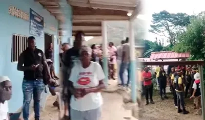 Hay adultos mayores y niños en el albergue improvisado.