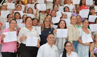 La entrega de certificados a los primeros 100 cuidadores de personas con discapacidad y adultos mayores