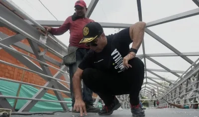 El alcalde Char visitó el puente peatonal.