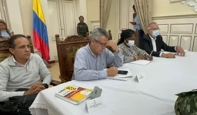 Los ministros de Defensa y del Inteior junto a la Vicepresidenta durante el Consejo de Seguridad en Popayán. 