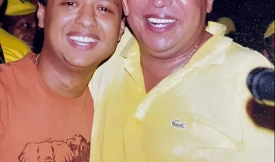Rafael Santos junto a su padre Diomedes Díaz.