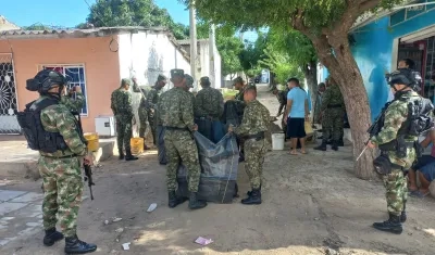 Ejército en las labores en el barrio Villa Merly. 