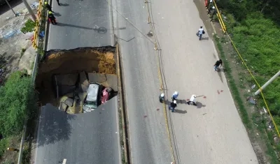 El gigante cráter en el puente de la calle 30