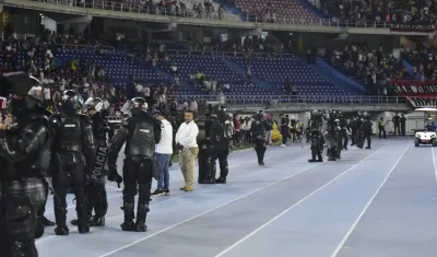 La Policía tuvo que intervenir para controlar la riña en la tribuna sur. 