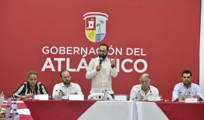 El Ministro de Minas, Andrés Camacho, interviene durante la reunión con líderes de la región.