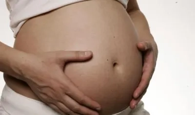 Mujer adolescente embarazada. 