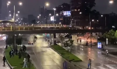 Encapuchados enfrentándose a la Policía. 