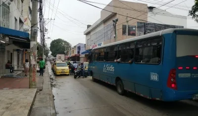 La carrera 18, entrada al barrio Las Moras, está intransitable ante la cantidad de vehículos. 