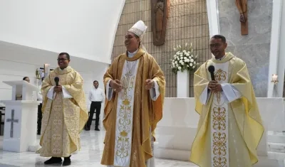 Padre Edgar Mejía, arzobispo Pablo Salas y padre Dimas Acuña.