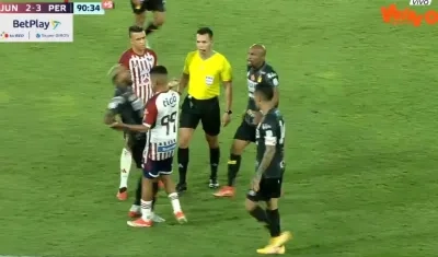 La falta cometida por José Enamorado durante el partido de ayer en el Metropolitano. 