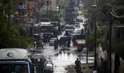 Palestinos desplazados llevan sus pertenencias después de una orden de evacuación emitida por el ejército israelí, en Rafah.