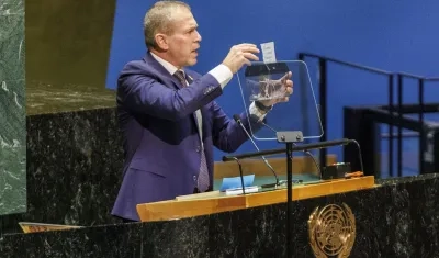 El embajador de Israel ante la ONU, Gilad Erdan, destruye la carta fundacional de la ONU.
