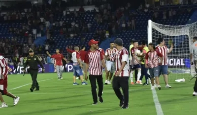 La invasión de la cancha por aficionados del Junior produjo que el partido contra Bucaramanga estuviera suspendido durante 35 minutos.