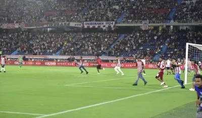 Hinchas invadieron la cancha tras los enfrentamientos en la tribuna sur. 