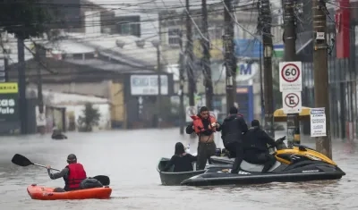 Equipos de rescates en medio de las inundaciones. 