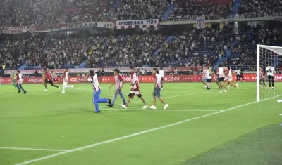 Público invadió el terreno de juego.