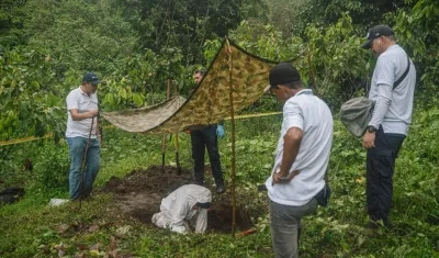 Fotografía cedida por la Jurisdicción Especial para la Paz tras el hallazgo de los cuerpos
