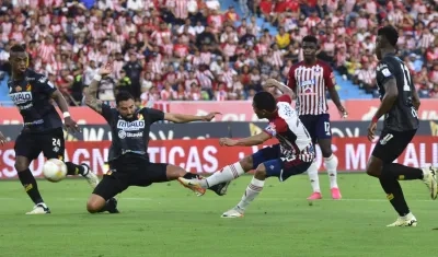 El gol de Carlos Bacca para el 3-1 ante Deportivo Pereira, tras la derrota del equipo tiburón este domingo en el Metropolitano