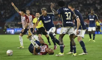 Falta contra Carlos Bacca que terminó en penal. 