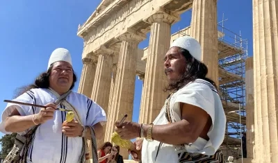 Los líderes arhuacos Noel Torres Izquierdo y Luis Salcedo, frente al templo del Partenón en la Acrópolis de Atenas