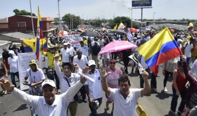 La marcha culmina en la cancha de fútbol del barrio La Magdalena.