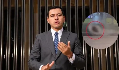 El impacto de la bala fue en la ventana del vehículo.