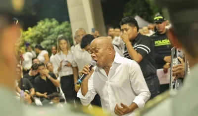 Miguel Morales, en  homenaje a Omar Geles en la plaza Alfonso López