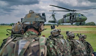 Policía herido recibe atención médica en centro asistencial. 