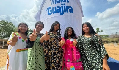 Comunidad y de fondo un tanque de almacenamiento de 10.000 litros.
