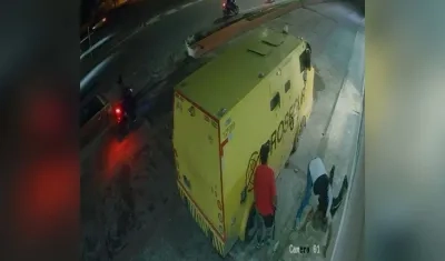Momento del asalto al camión de valores en Santa Marta. 