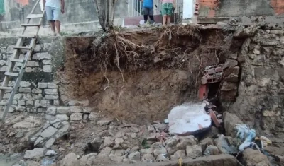 Parte del muro de contención se vino al suelo con los recientes aguaceros. 