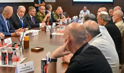 Benjamín Netanyahu dirigiendo una reunión.