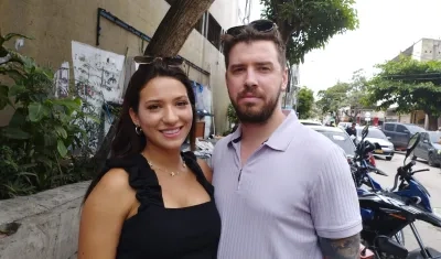 Paola y Vincent al presentar la denuncia en la Fiscalía en Barranquilla