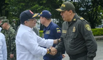 El presidente Petro saluda a los mandos militares antes del consejo de seguridad en Tuluá, Valle.