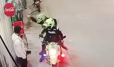 Policías maltratan a un perro en Bogotá.