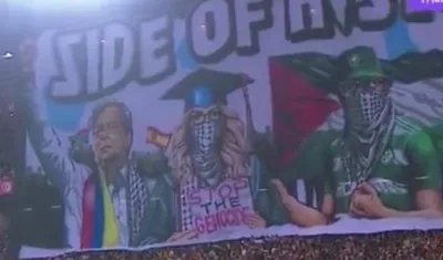 Imagen del Presidente Petro en un estadio de Túnez. 