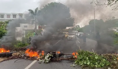 Protestas en la vía a Turbaco para que no se reactive el cobro del peaje. 