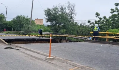 Agentes del Tránsito de Soledad inspeccionan el puente.