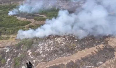 Toma aérea del incendio en el Parque Isla Salamanca.