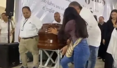 Trasladan cuerpo de Omar Geles a la Plaza Alfonso López. 