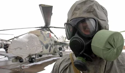 Soldado ucraniano con una máscara antigases durante un entrenamiento militar.