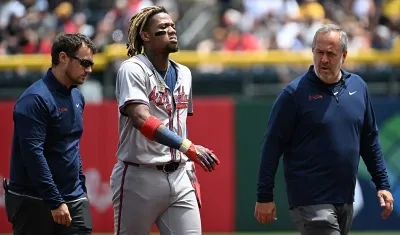 Ronald Acuña Jr. cuando salía del campo tras sufrir la lesión. 